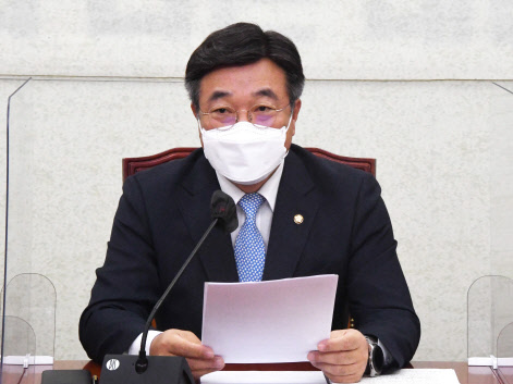 윤호중 민주당 원내대표가 19일 국회에서 열린 국정감사대책회의에서 발언하고 있다. 연합뉴스